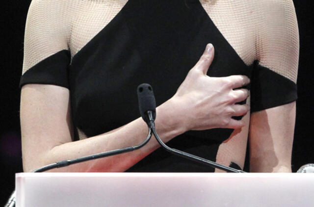 Islandijos parlamentarė kalbėdama tribūnoje žindė kūdikį