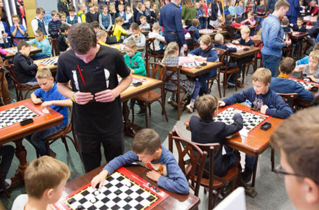 Klaipėdoje prie šaškių lentų susitiko šimtai moksleivių