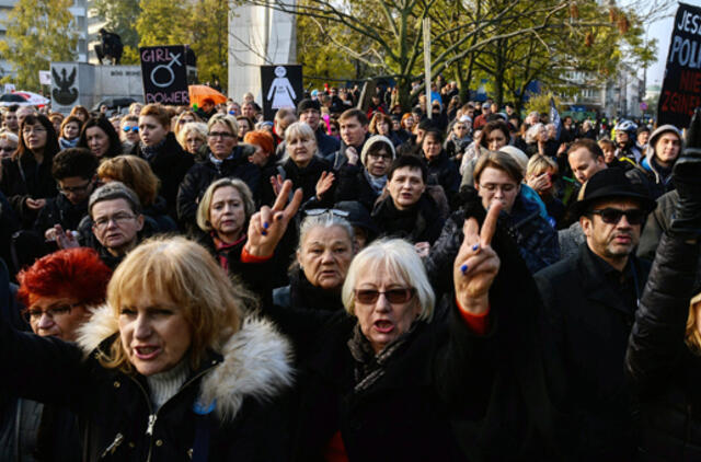 Moterys Lenkijoje ir toliau rengia protestus prieš griežtesnius abortų įstatymus