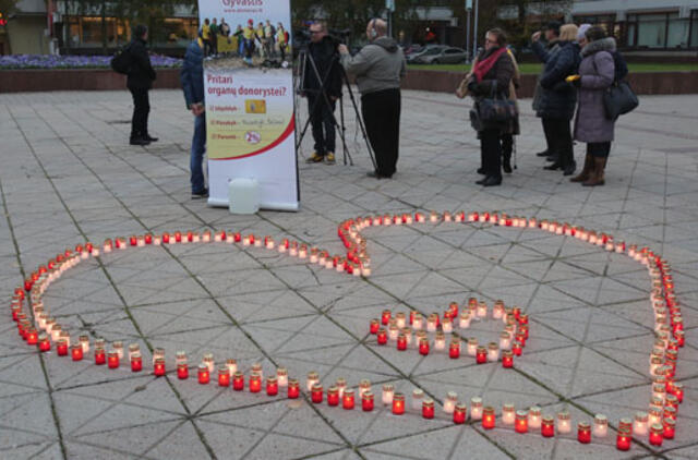 Organų donorams pagerbti degė žvakutės