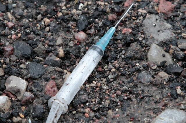 Pas keistai besielgusį vairuotoją - įtartinos medžiagos