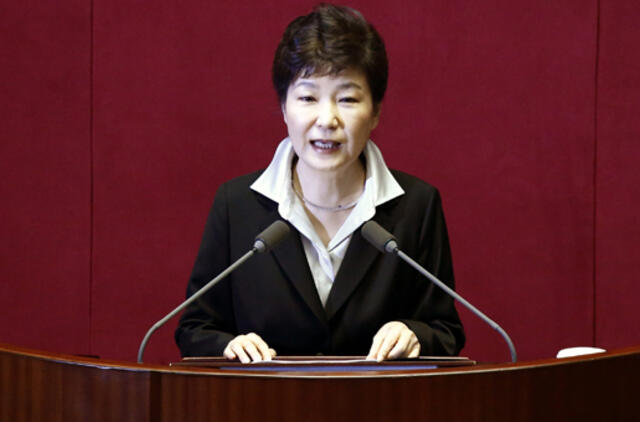 Pietų Korėjos prezidentė ragina keisti konstituciją, numatančią tik vieną prezidento kadenciją