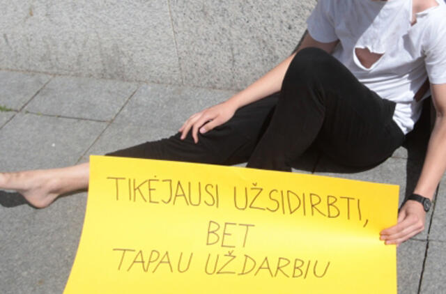 Prekeiviai žmonėmis lobo iš pašalpų