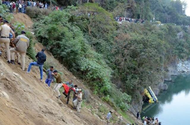 Indijoje autobusui nugarmėjus į tarpeklį žuvo 16 žmonių