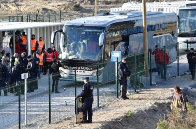 Iš Kalė migrantų stovyklos pradėta iškeldinti ten likusius vaikus