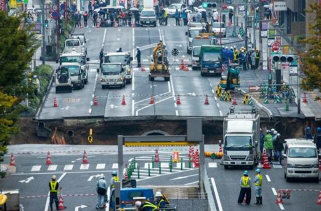 Japonijos gatvėje atsivėrė milžiniška įgriuva