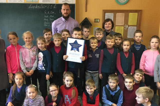"Neptūno" kapitonas moksleiviams įteikė prizą