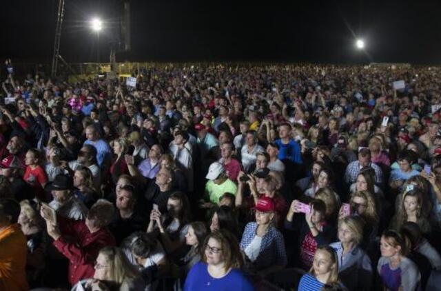 Nevadoje Donaldas Trampas skubiai nuvestas nuo scenos, išsigandus Hilari Klinton gerbėjo