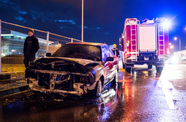 Dubysos gatvėje užsidegė automobilis