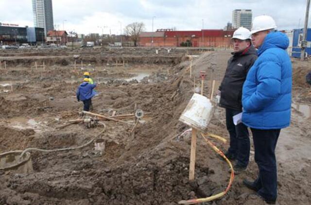 Aiškinosi, ar baseino statytojų ratai purvini