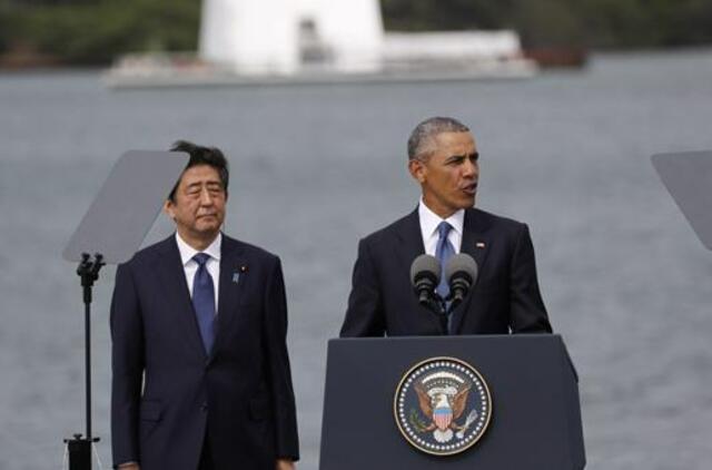 Barakas Obama pavadino Šindzo Abės vizitą į Perl Harborą istoriniu