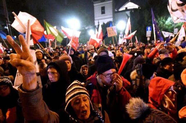 Dėl spaudos laisvės protestuojantys demonstrantai blokavo Lenkijos parlamentą