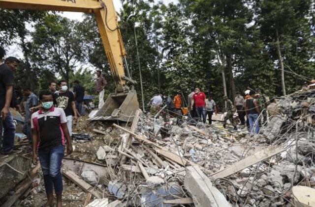 Žemės drebėjimo Indonezijoje aukų skaičius išaugo iki mažiausiai 92, URM neturi duomenų apie nukentėjusius lietuvius