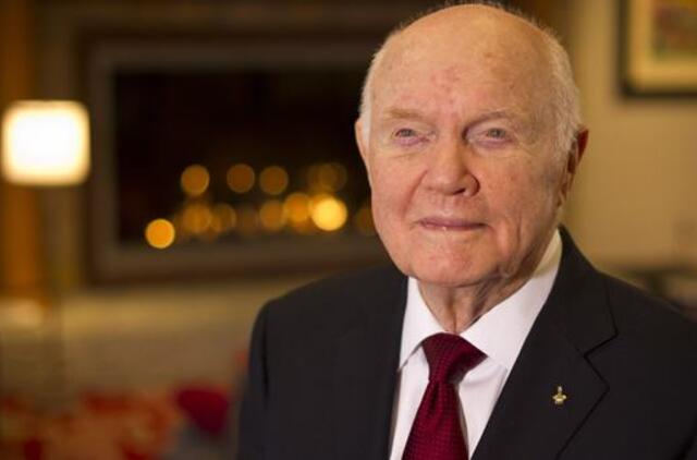 Mirė pirmasis Žemę apskriejęs amerikietis Džonas Glenas