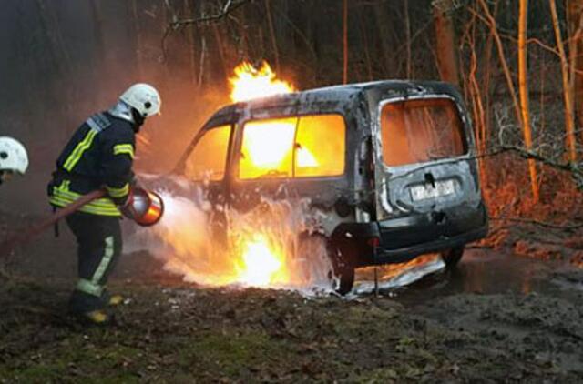 Miškelyje šalia Šilutės sudegė automobilis