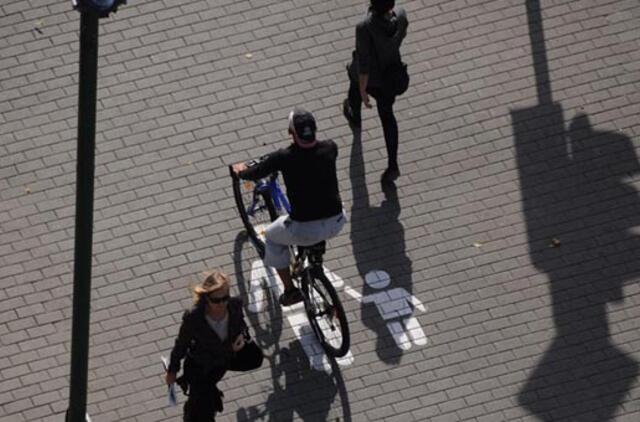 Pėsčiųjų take dviratininkas partrenkė senolę