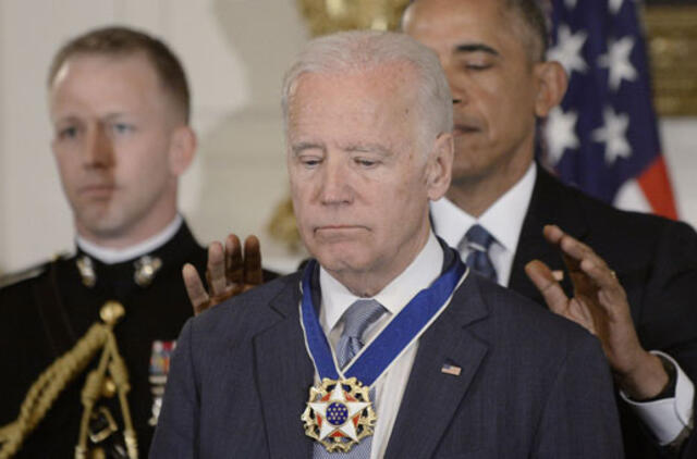 Barakas Obama nustebino Džo Baideną įteikdamas jam aukščiausią civilinį šalies apdovanojimą