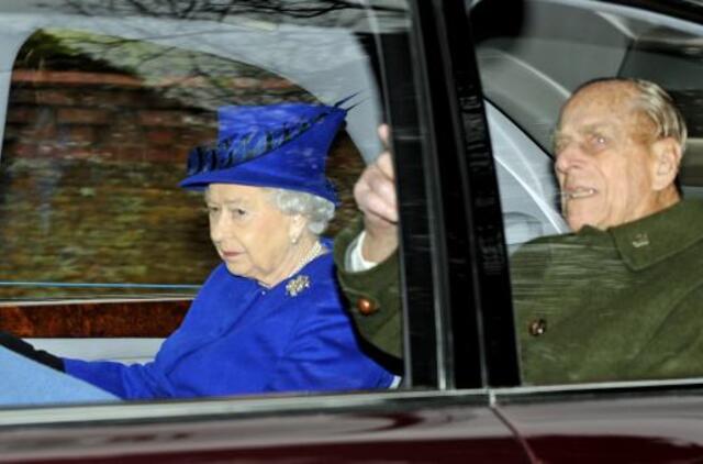 Britų karalienė vėl pasirodė viešumoje