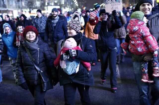 Dešimtys tūkstančių rumunų protestavo prieš vyriausybės planus švelninti antikorupcinius įstatymus
