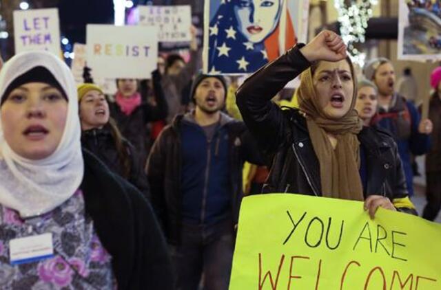 Dešimtys tūkstančių žmonių JAV protestavo prieš Donaldo Trampo draudimą atvykti į šalį musulmoniškų šalių piliečiams