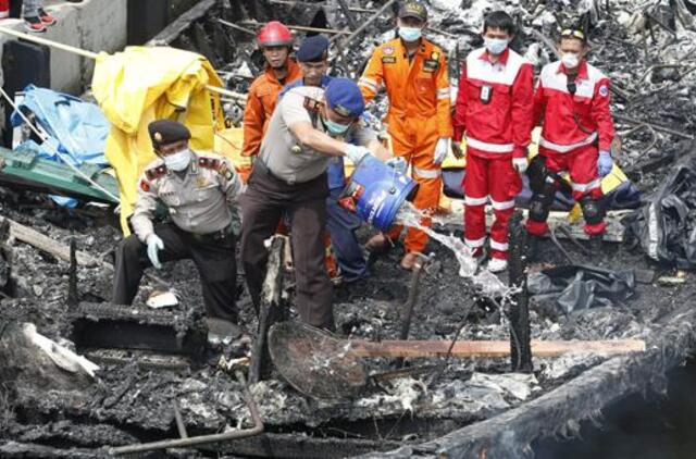 Indonezijoje užsidegus keltui žuvo 23 žmonės, 17 laikomi dingusiais