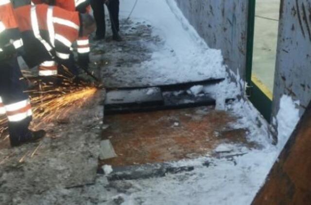 Muitininkai traukinio vagono dugne aptiko didelį kiekį kontrabandinių rūkalų