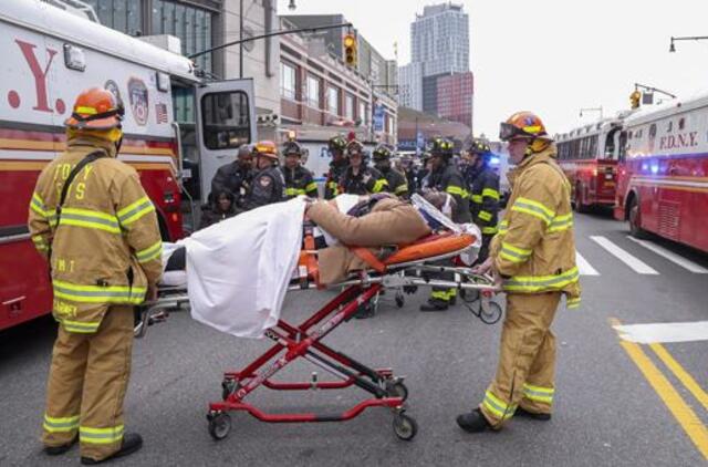 Niujorke nuo bėgių nuriedėjus priemiestiniam traukiniui, nukentėjo daugiau kaip 100 žmonių