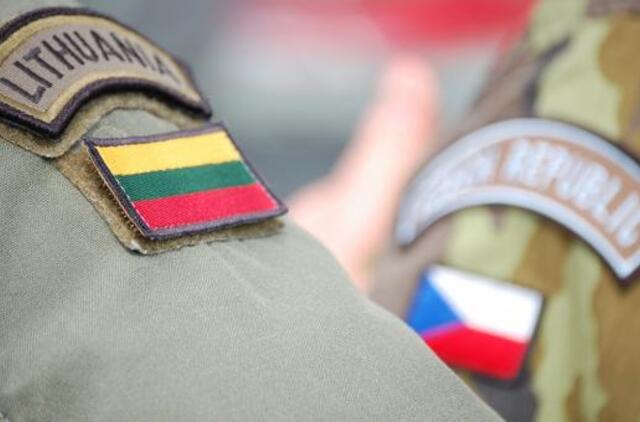 Pratyboms į Lietuvą atvyksta apie 150 Čekijos rotacinių pajėgų karių