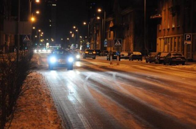 Slydo automobiliai ir lūžo šakos