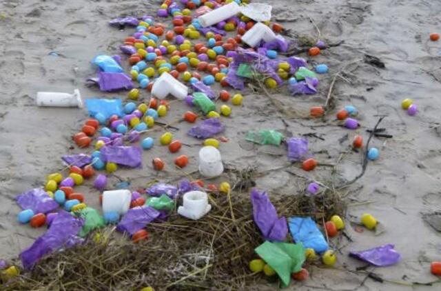 Vokietijoje į krantą išmesti tūkstančiai plastikinių kiaušinių su žaisliukais
