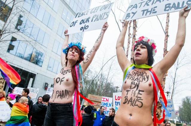 FEMEN Briuselyje protestavo prieš JAV politiką