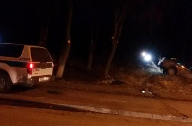 Girtas kaip maišas vairuotojas trenkėsi į patrulių mašiną