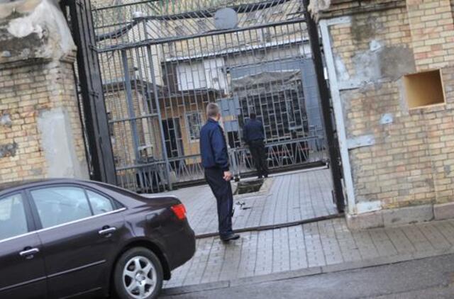 Girtas Lukiškių kalėjimo prižiūrėtojas apgadino svetimą automobilį, pabėgo iš įvykio vietos