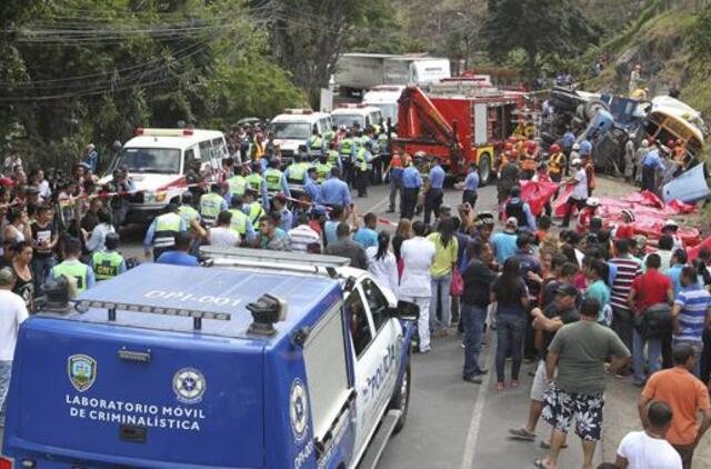 Hondūre sunkvežimis rėžėsi į autobusą, žuvo 23 žmonės