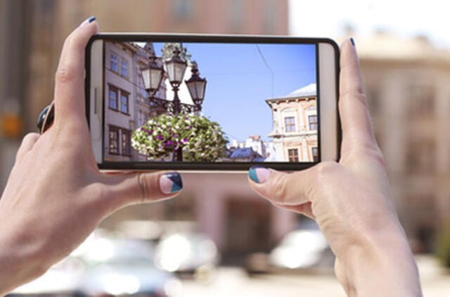 Indija: užuot padėję autobuso partrenktam vaikinui, žmonės filmavo ir fotografavo