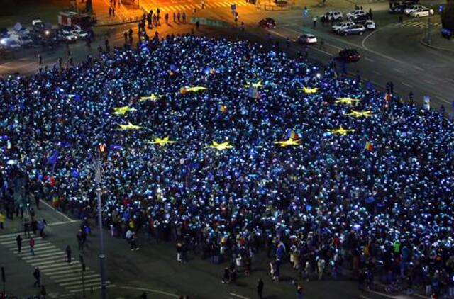 Ir toliau prieš vyriausybę protestuojantys rumunai suformavo ES vėliavą