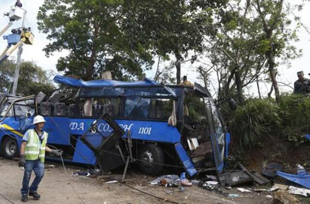Per autobuso avariją Filipinuose žuvo mažiausiai 14 žmonių