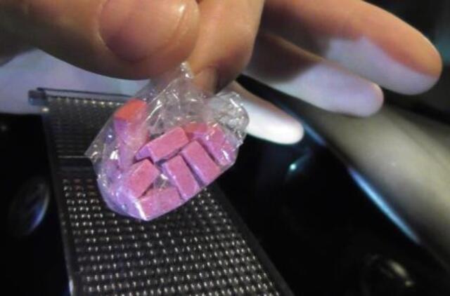 Plungėje policijos šuo taksi automobilyje aptiko galimai narkotikų