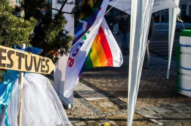 Prie Seimo kelios homoseksualų poros surengė vestuvių inscenizaciją