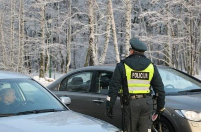 Reidų metu pričiupo su vasarinėmis padangomis važinėjusį vairuotoją