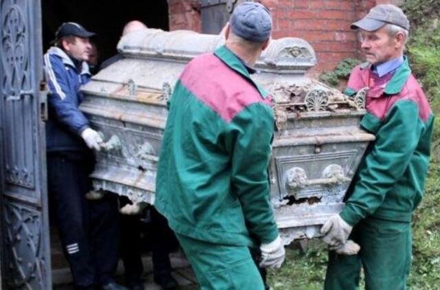 Restauruos Kretingos grafų sarkofagus