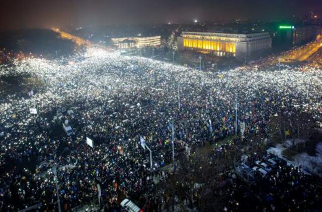 Rumunijoje tęsiasi šimtatūkstantiniai antivyriausybiniai protestai