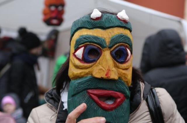 Teatro aikštėje stebina Užgavėnių monai