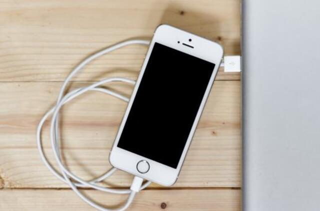 Dešimtadalis Lietuvos gyventojų rizikuoja gaisru įkraudami telefoną
