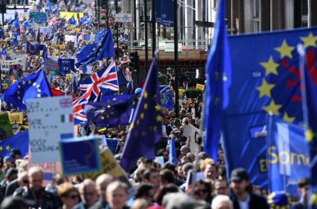 Dešimtys tūkstančių žmonių Londone protestavo prieš „Brexit"