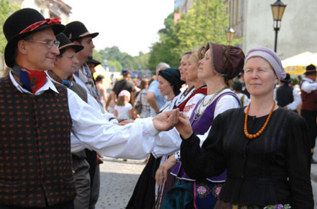 Etnologai išnyks kaip dinozaurai?