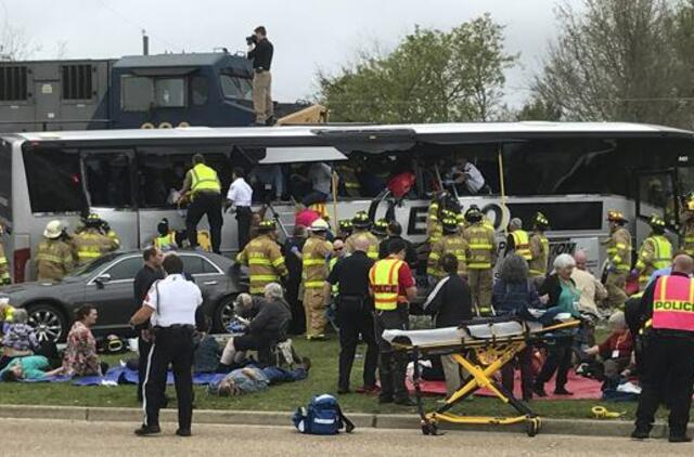 JAV: traukiniui įsirėžus į autobusą, keturi žmonės žuvo, dešimtys sužeisti