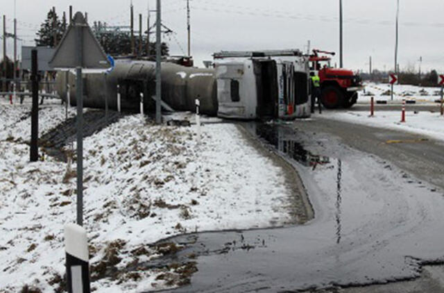 Mažeikių rajone iš apvirtusio vilkiko į aplinką išsiliejo bitumas