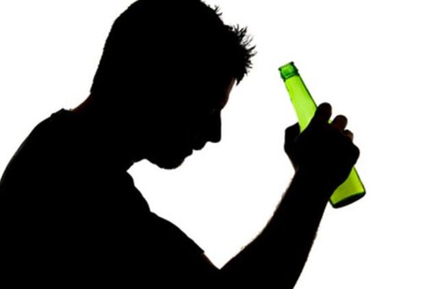 Naktiniame bare - buteliu į galvą, šuke - į kaklą