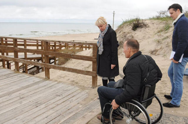 Neįgaliesiems paplūdimiuose žada patogumus